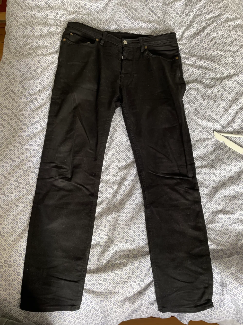 Svarta Acne-jeans i modellen ”River - Stay Black”. Slim fit / tapered legs, nästan helt oanvända. 32/34. Jeans & Byxor.