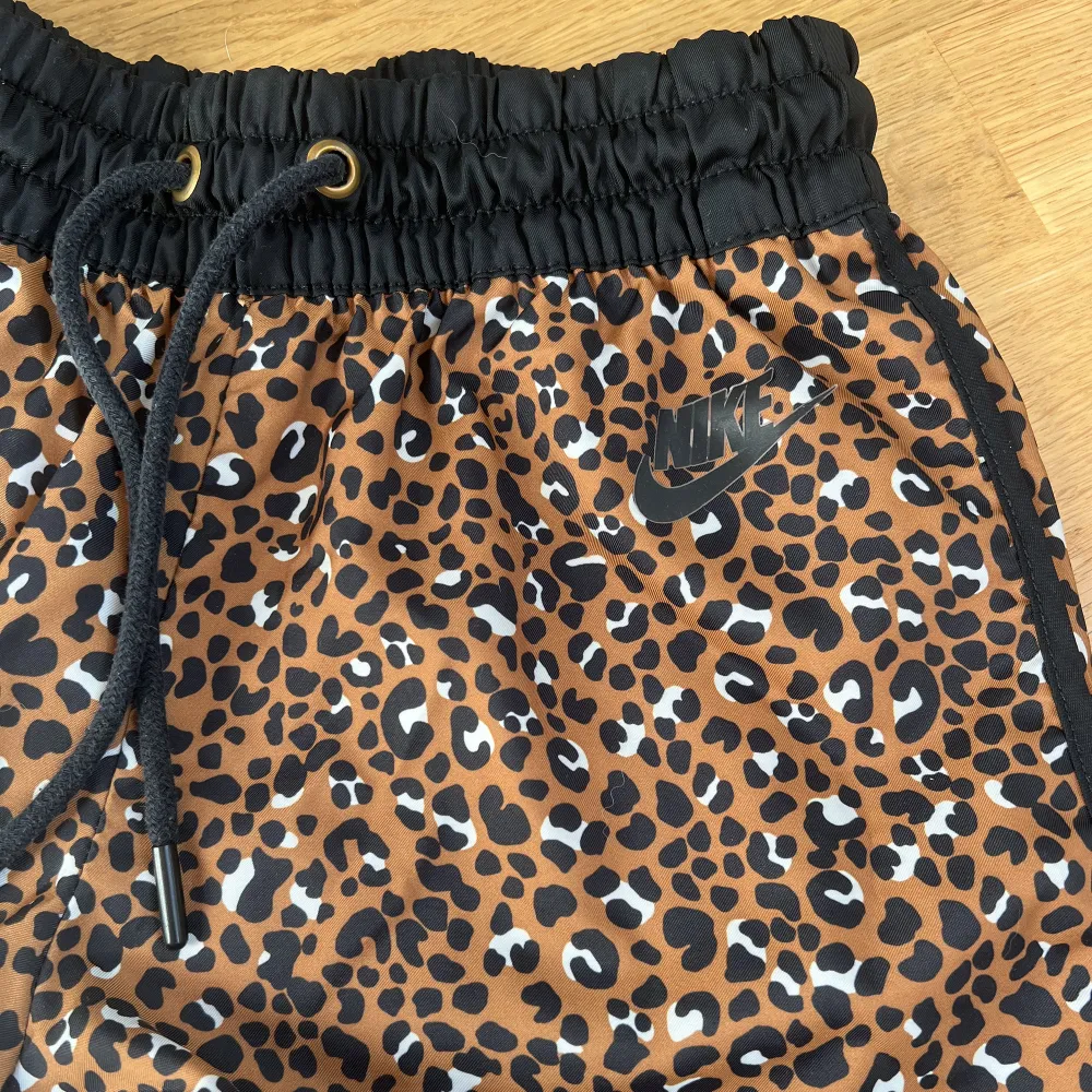 Leopardmönstrade träningsshorts från Nike!🐆 Fickor på sidorna, fint skick.. Shorts.