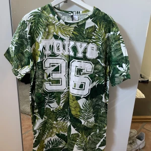 T-shirt klänning - Använd någon enstaka gång, lång T-shirt som går ned till låren
