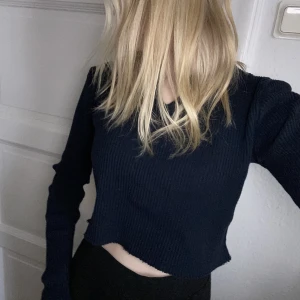 Brandy Melville Paige - Mörkblå croppad långärmad tröja, ribbad med V-neck. Använd ett fåtal gånger och är i nyskick! Använd gärna köp nu