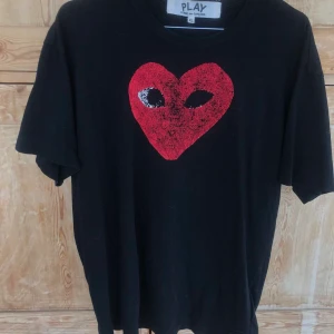 Vintage CDG tshirt  - Gammal tisha från CDG PLAY.   Välanvänd men ger tröjan en unik karaktär.   Inga hål eller revor, bara trycket som är slitet. 