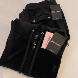 Juicy couture - Säljer mitt svarta Juicy couture set då jag inte använder det längre. Storlek L i hela setet men passar även M beroende på önskad passform. Jag är 158 lång och det går ner lite längre än nedanför foten. Inga hål och kvaliteten är lika bra som nyköpt💗