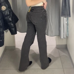 Jeans - Low waist jeans💘 säljer mina super fina gråa jeans då dom sällan kommer till användning💘jag är 170cm