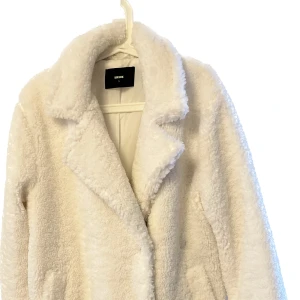 Samantha kappa i teddy - Använd en gång.  Stl. S  Köpt på BikBok i november 2022.  Ordinarie pris: 899 kr  Oversized kappa i teddykvalitet med dubbelknäppning framtill och fickor på båda sidorna. Loose fit Bekväm passform Oversized fit Fickor i sidan Lång Långärmat 100% Polyester