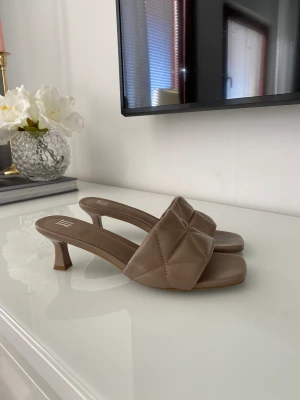 Sandaler med klack  - Fina oanvända, så fina till sommaren!