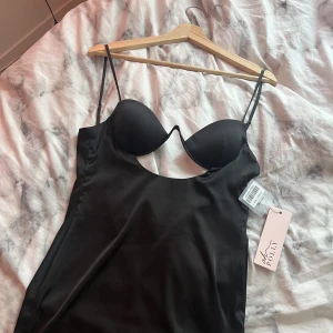 Svart oh polly klänning  - Svart oanvänd oh polly klänning i storlek XS/S (uk size 6). Köpt för ett event som ej blev av. Köpt för 700kr