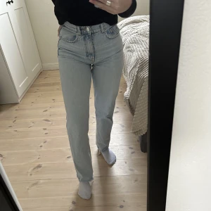 Jeans  - Ljus blåa jeans i storlek 34💕 Säljer för 80kr plus frakt! (Jag är 162cm lång)
