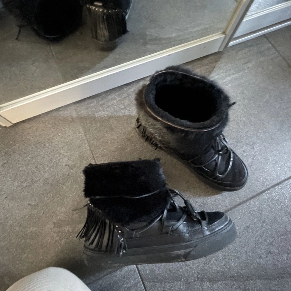 Svart inuikii skor, äkta päls & läder | Plick Second Hand