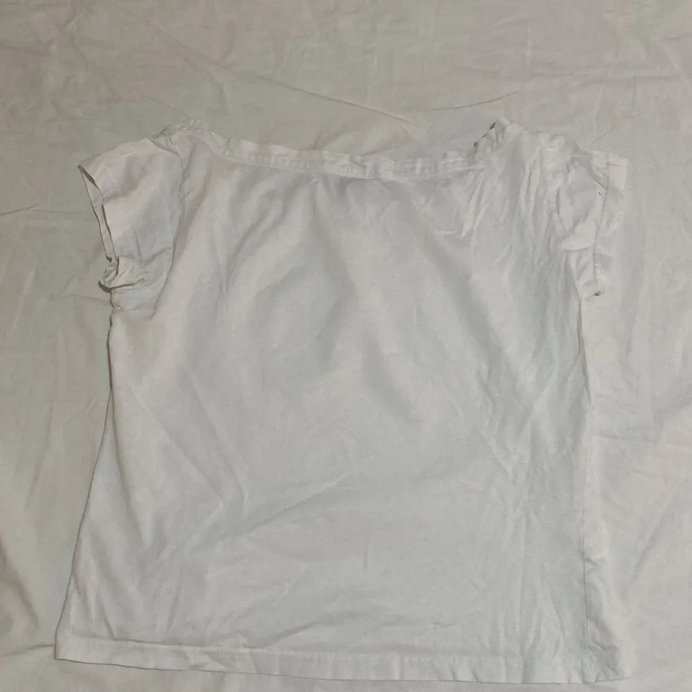 Basic vit T-shirt från HM i storlek 38. Väl använd.. T-shirts.