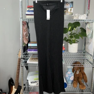 glittriga bootcut - tighta glittriga bootcut byxor från urban outfitters, nypris 500❤️‍🩹 tyvärr aldrig kommit i användning eftersom det var fel storlek, så dom är i jättebra skick :) 