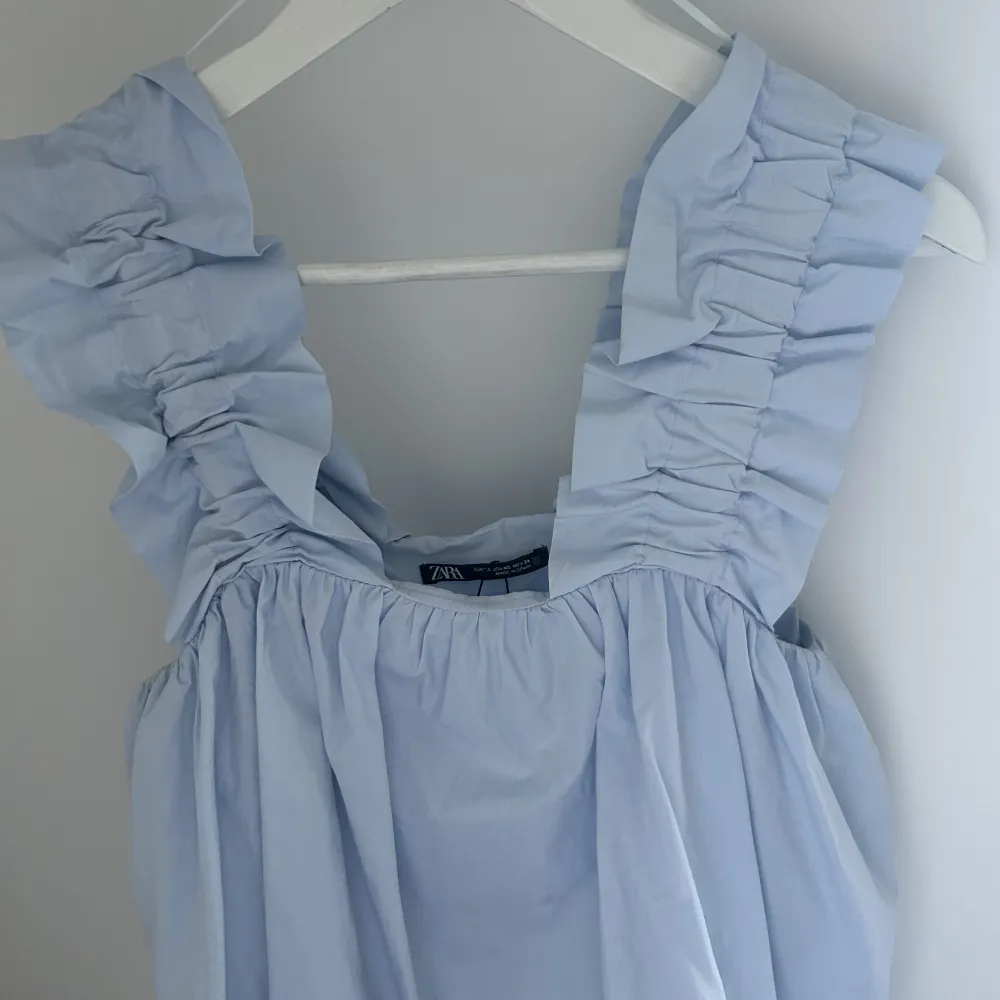 så söt sommar topp från zara med volangee. Aldrig använd! slutsåld i butik & på hemsidan. Pris kan disskuteras!. Yläosat.