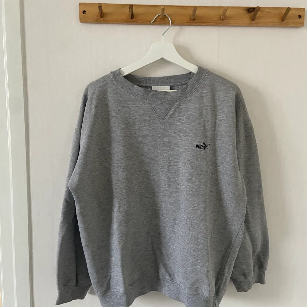 Vintage sweatshirt från Puma. Snygg boxig fit. . Tröjor & Koftor.