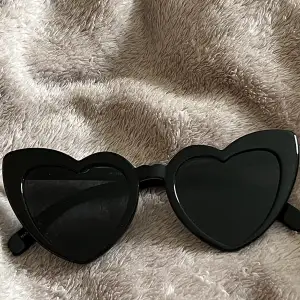 Så snygga svarta solglasögon från prettylittlething!🖤 inga defekter 🤍 använd gärna köp nu❤️‍🔥