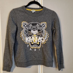 Kenzo tröja - En superfin tröja från Kenzo Paris. Tröjan är i storlek S och säljs då min son vuxit ur den. Den är i ett väldigt bra skick och knappt använd.
