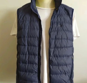 Ralph Lauren väst - Säljer nu min tvärr feta Ralph lauren väst, då jag inte använder den längre. Använd väldigt få gånger med inga defekter. Bara skriva om du har frågor och priset är inte skrivit i sten.