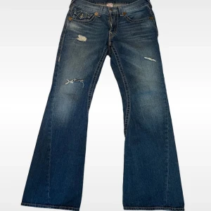 Vintage baggy/bootcut true religions - Nice baggy/bootcut section joey true religions jag inte använder längre. Hål finns kan skicka bättre bilder i dm. Skriv om du är intresserad😊 skickar ofta inom 12-24 timmar. Pris kan diskuteras❗️ glöm inte kolla min profil🫡