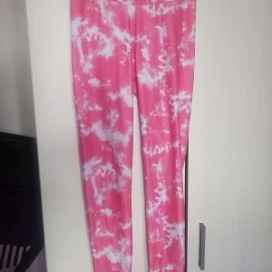 Leggings New Yorker - Färgen är mer åt det laxrosa hållet, endast använt 2 ggr Mycket bekväma