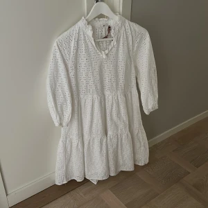 Sommarklänning från Lindex - Fin sommarklänning från Lindex i stl xs. Superfint skick, som ny.  Nypris: 399:-