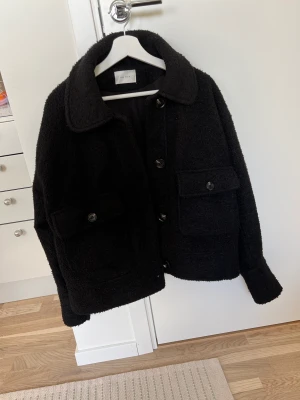 svartjacka Neo noir  - Svart jacka i mycket fint skick, använt några få gånger. 