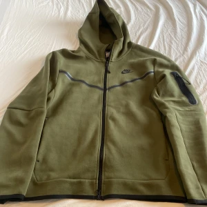 Nike teach fleece  - Säljer min Nike teach fleece tröja som jag inte använder. Mycket bra skick då den endast är använd ett fåtal gånger. Självklart äkta. Tveka inte att skriva vid minsta fundering, kan gå ner i pris vid snabb affär