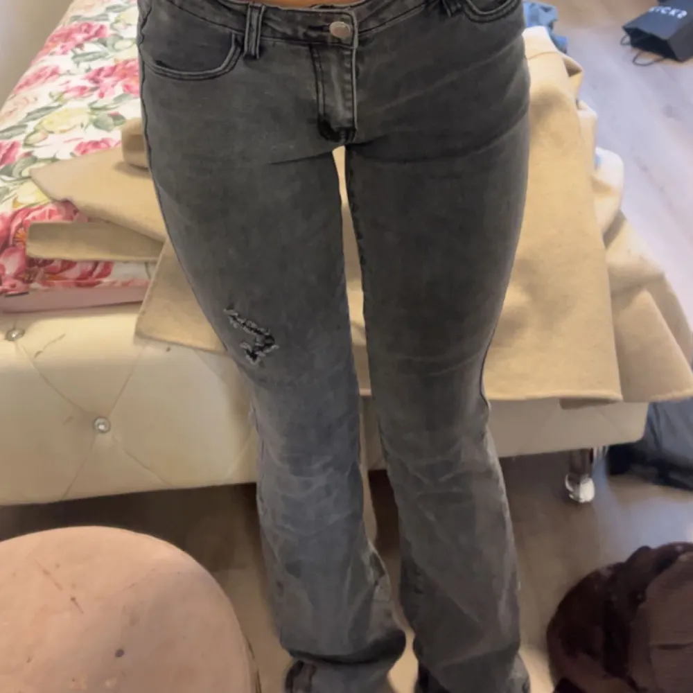 Säljer mina gråa low waist jeans i storlek s säljer dem pågrund av att dem är lite stora i midjan . Jeans & Byxor.