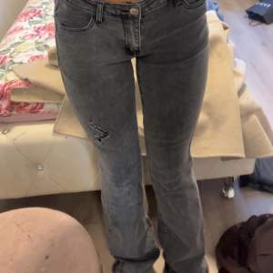 Säljer mina gråa low waist jeans i storlek s säljer dem pågrund av att dem är lite stora i midjan 