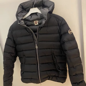 Colmar jacka - Säljer nu min fina Colmar jacka perfekt för kallt vårväder. Italiensk storlek 44, motsvarande S. Har nog bara används 2-3 gånger så helt som ny. Nypris ca 5000kr. Pris kan diskuteras vid snabb affär. Kolla gärna in min profil🌈