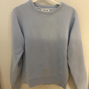 Acne tröja - Jättefin blå tröja från acne unisex. Inköpt för några år sedan. Dam S, herr XS. Pris kan diskuteras vid snabb affär⚡️