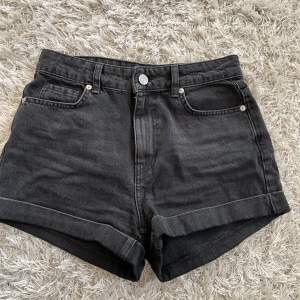 Svarta jeans-shorts ifrån Gina tricot. Inte använda alls mycket och säljer pga att jag sällan använder shorts. Super fina, och bra längd enligt mig