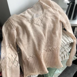Stickad tröja - Stickad tröja från Cue med söta, subtila paljetter ☺️ redan lagt ut denna i en annan annons men ville komplettera med bilder så här har ni den igen! Så underbart vacker 😍mohairblandning