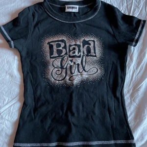 baby-tee - nyskick, är en vuxentröja dock väldigt liten, visar lite mage när man har på sig den storlek är xs-s