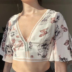 Blus - Vit blus från showpo! Aldrig använd så den är i nyskick☺️