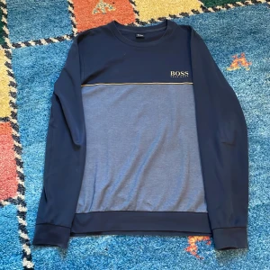 Hugo boss tröja - Detta är en Hugo boss tröja i välbevarat skick med väldigt fina färger