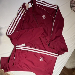 Adidas dress  - 300kr per del, 500kr för båda Passar xs/s