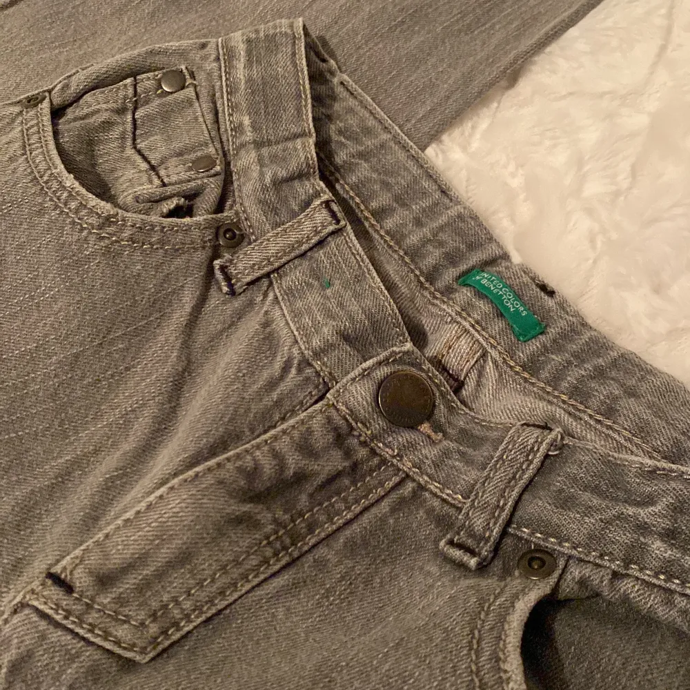 Säljer dessa jeansen från ”Benetton” de är grå lågmidjade bootcut/wide✨, även dessa är för korta på mig som är 165🥹,det står att dem är i storlek xl men det stämmer ABSOLUT INTE!💗 Jag är normalt en xxs-xs och jag kan inte knäppa dem!✨🌷 skriv för mått💗😚. Jeans & Byxor.