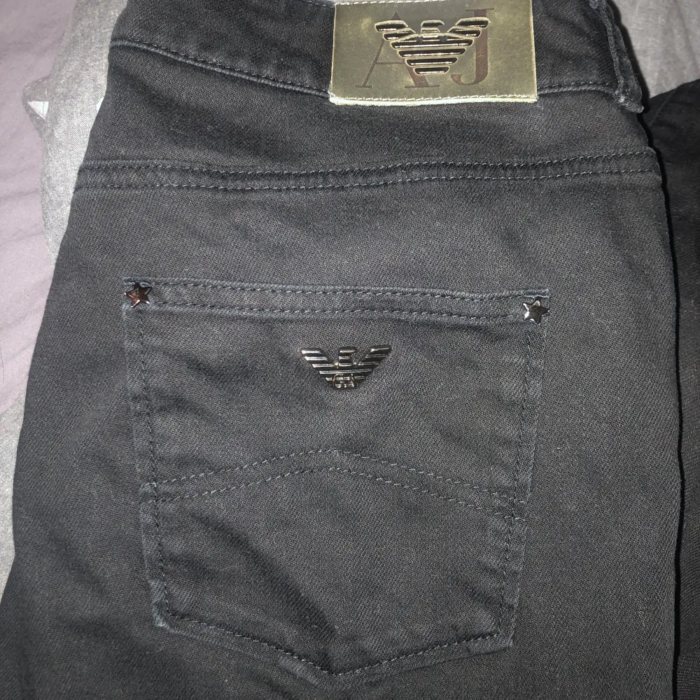 Unika Armani jeans som inte längre säljs otroligt snygga men passar tyvärr inte längre det står  st 31 jag skulle säga att dom passar s/M( kom privat för mer bilder) är öppen för pris förslag . Jeans & Byxor.
