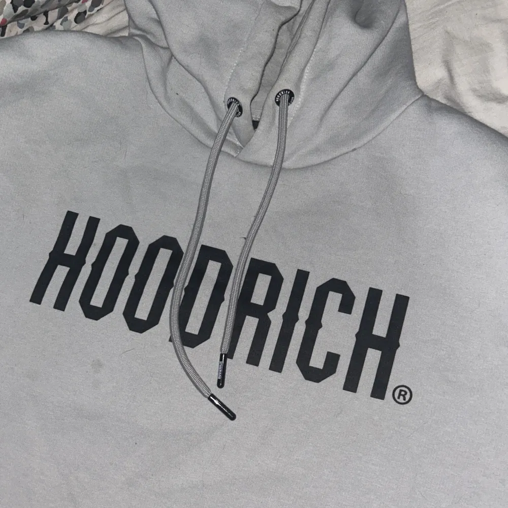 Hoodrich tröja nyskick, 10/10 cond, använd 1 gång i skolan. Säljs pga jag tröttnat på den.. Hoodies.