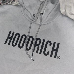 Hoodrich hoodie  - Hoodrich tröja nyskick, 10/10 cond, använd 1 gång i skolan. Säljs pga jag tröttnat på den.