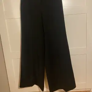 Vida svarta kostymbyxor från H&M, nypris 499kr, fint skick, saknar fickor. Frakt tillkommer!!!