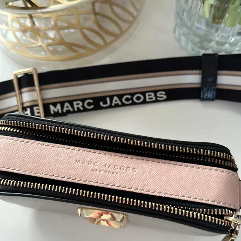 Hej! Säljer min fina Marc Jacobs axelväska som inte används mer😊 Ny Priss 3800kr. Väskor.