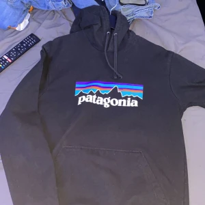 Patagonia hoodie - Säljer nu min patagonia hoodie för att jag inte tycker att den passar in på min stil längre
