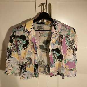 Kort skjorta  - Kort skjorta med korta ärmar från Pull&Bear, nypris 220kr, aldrig använd. Frakt tillkommer!!!