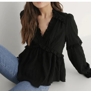 nakd blus - säljer min fina svarta blus som är i mycket bra skick, stl 34❤️