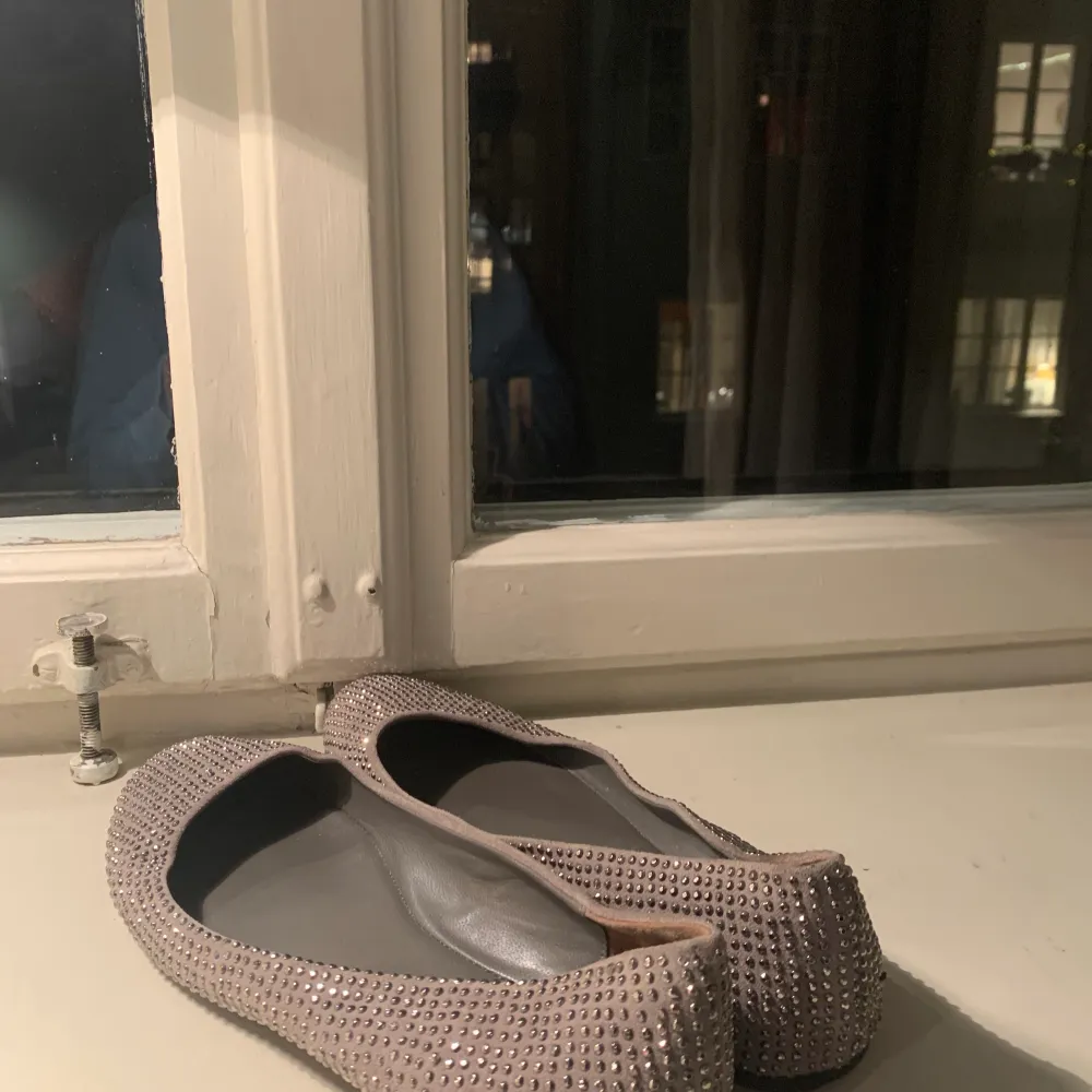 Säljer ett par jätte fina Hoss Intropia ballerina flats skor som inte tillverkas längre. Storlek 38. De är knappast använda. Det syns lite på sulan, inte något på utsidan. Priset kan förhandlas. Ordinarie pris-2750kr. Skor.