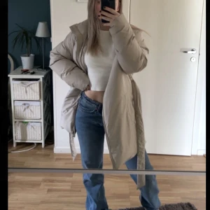 Jacka - Säljer denna fina beiga jacka ifrån HM för 250 kr. Storlek S. Köparen står för frakten och betalningen sker via swish🫶🏻