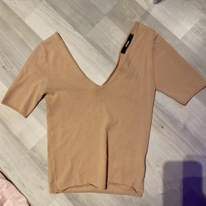 Beige bikbok tröja - Jätte fin oanvänd beige bikbok tröja som jag köpte får något år sen men har bara provat den typ 2 gånger. Frakt ingår ej i priset!!!