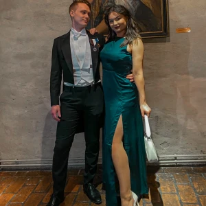 Balklänning Bubbleroom Laylani - Balklänning från Bubbleroom. Modell: Laylani Satin Gown, i mörkblågrön färg. Använd en gång. Strl 40, true to size! Originalpris 1199kr, säljer för 800kr.