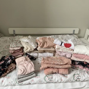 Klädpaket storlek 50/56  - 2 klänningar  3 tjocka byxor  2 tjocktröjor  1 flease  6 pyjamaser  17 byxor  15 body