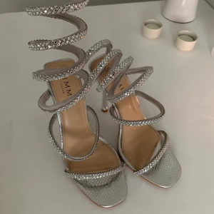 Glittriga klackar - Silver glittriga högklackar från Simmi London!