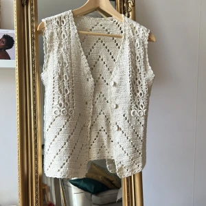 Virkad blus  - Super fin virkad unik väst Passar mig som är ca en strl38